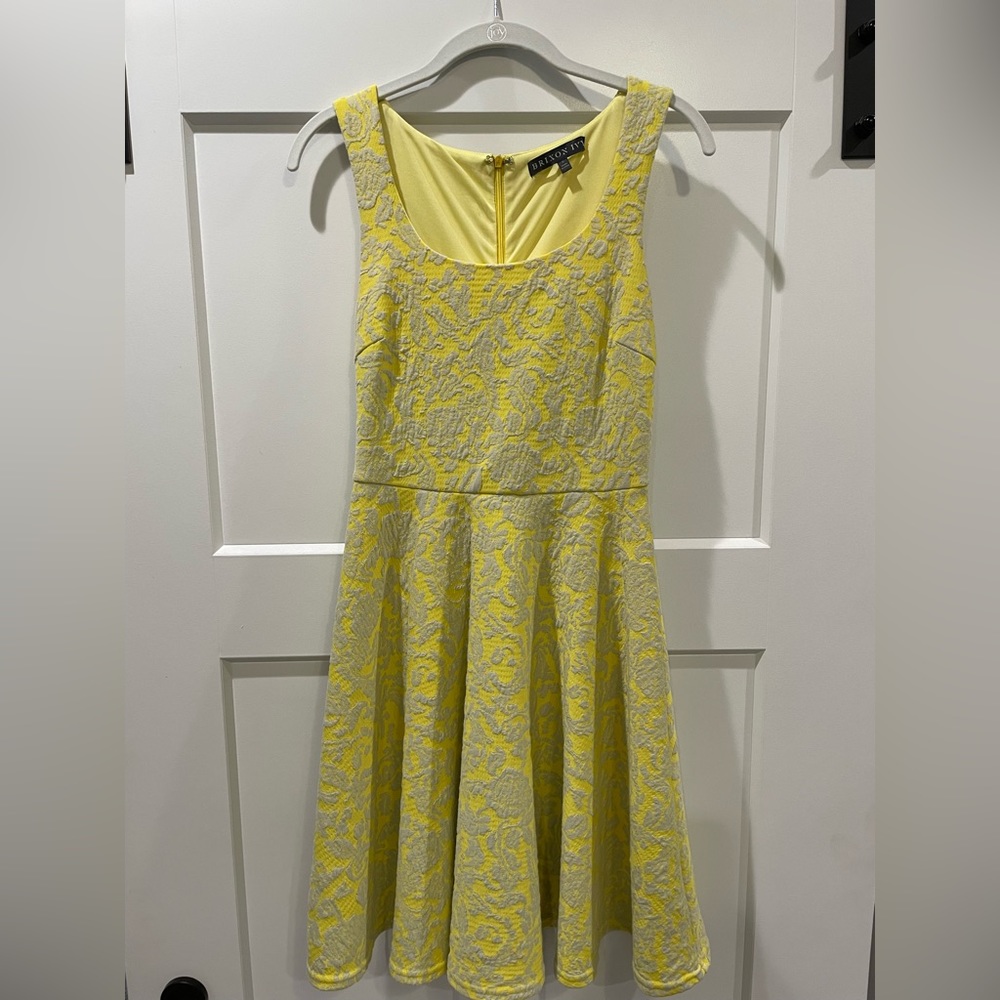 Beautiful yellow with light gray damask print, A-line tank dress. Size Small.